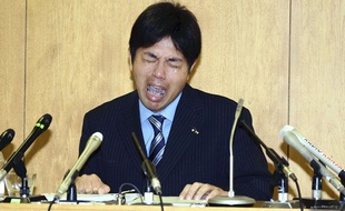 Ryutaro Nonomura, ancien député japonais, avait fondu en larmes en 2014 en présentant des excuses officielles, alors qu'il était accusé de détournement de fonds.