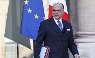 Le ministre de l'Intérieur,Bernard Cazeneuve à la sortie du conseil des ministres du 23 décembre 2015