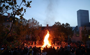 Un feu de joie a été allumé le 19 mai place Sainte-Anne à Rennes, obligeant la police à intervenir.