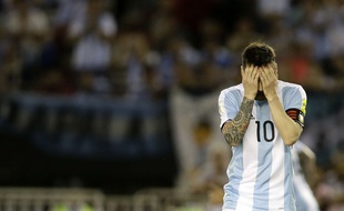Messi suspendu suite à ses insultes à l'arbitre du match Argentine-Chili.