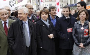 Les parlementaires socialistes ont saisi mardi le Conseil constitutionnel sur le projet de loi sur les retraites en faisant notamment valoir que cette réforme portait "atteinte aux principes d?égalité" reconnus par la Constitution.