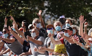 Des spectateurs masqués lors d'une étape du Tour de France 2021.