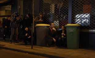Photo d'illustration. Le 13 novembre 2015, des journalistes près du Bataclan.