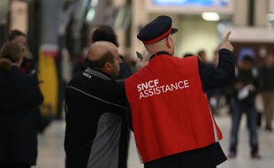 Un voyageur et un agent SNCF le 1er juin 2016 gare de Lyon à Paris
