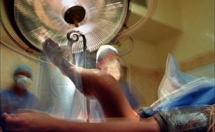 Une gynécologue-obstétricienne pratique une interruption volontaire de grossesse