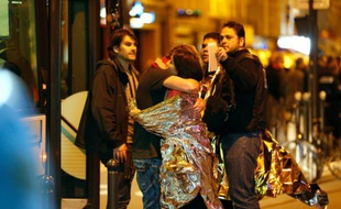 Des rescapés de l'attaque et de la prise d'otage de la salle de concert du Bataclan à Paris, le 14 novembre 2015