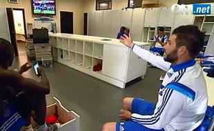 Des joueurs de l'OM regardent Guingamp-OL dans le vestiaire.