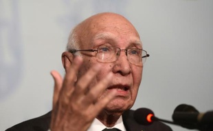 Le conseiller aux Affaires étrangères du Pakistan, Sartaj Aziz, lors d'une conférence de presse à Islamabad, le 22 août 2015