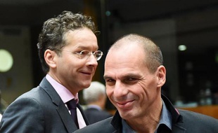 Le ministre grec des Finances Yanis Varoufakis (droite) et le président de l'Eurogroupe Jeroen Dijsselbloem à Bruxelles le 17 février 2015