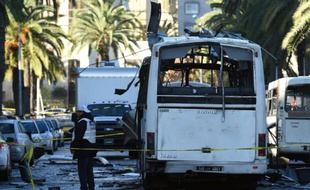La police scientifique tunisienne autour du bus qui a explosé la veille à Tunis, le 25 novembre 2015