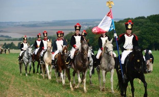 "Vive l'empereeeur!" Des soldats de l'armée napoléonienne sonnent la charge devant un millier de curieux, férus d'histoire et admirateurs de Bonaparte, dimanche lors d'une reconstitution de la campagne de France de 1814 sur un champ de Saint-Jean-les-Deux-Jumeaux, près de Paris.
