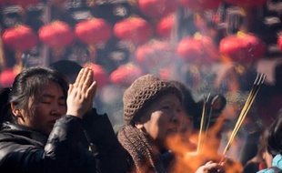 Célébration du nouvel an chinois le 19 février 2015 à Shangai Year, which marks the beginning of the Year of the Sheep on February 19. AFP PHOTO / JOHANNES EISELE