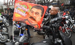Des motards pro-Kremlin en route pour reconstituer la marche de l'Armée rouge vers Berlin, à Moscou le 25 avril 2015