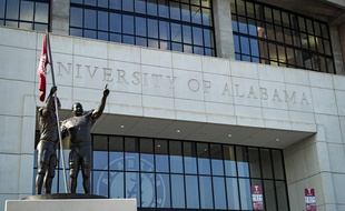 Depuis qu'elle a rouvert, l'université d'Alabama a enregistré près d'un millier de cas de Covid-19.