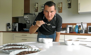 Sébastien Maurer, cuillère en main, pour tenter de trouver le café intrus.