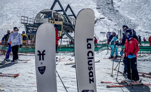 Les amateurs de ski ont pu retrouver les remontées mécaniques de La Clusaz, l'espace de 48 heures dimanche et lundi.