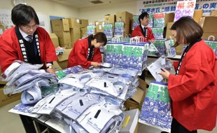 Des employés d'un grand magasin de Tokyo préparent les soldes le 26 décembre 2014