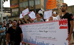 Des dizaines de personnes ont manifesté samedi devant un tribunal de Beyrouth pour protester contre le recours à un "test" anal pour les hommes soupçonnés d'être homosexuels, une orientation sexuelle illégale dans ce petit pays arabe.