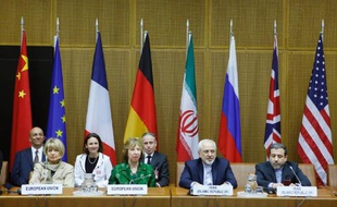 (de g à d) La diplomate de l'UE chargée des négociations avec l'Iran, Helga Schmid, la chef de la diplomatie européenne Catherine Ashton, Mohammad Javad Zarif, ministre iranien des Affaires étrangères et Hassan Tajik, l'ambassadeur iranien en Autriche le 8 avril 2014 à Vienne
