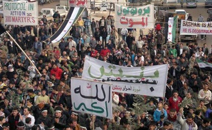 Des manifestants contre le régime de Bachar al-Assad, le 23 décembre 2011, à Binsh (Syrie).