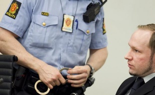 Les proches d'une des 77 victimes tuées l'an dernier par l'extrémiste de droite norvégien Anders Behring Breivik ont déposé plainte contre la police norvégienne pour la lenteur de sa réaction face au carnage de l'île d'Utoeya, a annoncé mercredi la "police des polices".
