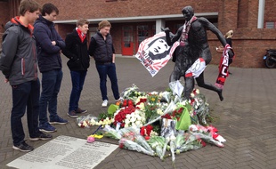 Peter, Laurens, Bas et Robin, quatre jeunes d'Amsterdam devant la statue de Johan Cruyff, le 25 mars 2016, au lendemain de l'annonce du décès de la légende néerlandaise.