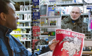 Un exemplaire de «Charlie Hebdo» en kiosque, en février 2015.