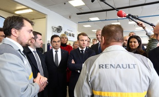 Carlos Ghosn et Emmanuel Macron lors d'une visite à l'usine Renault de Maubeuge, en novembre 2018.