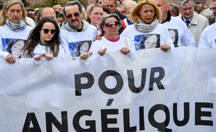Les parents d'Angélique, violée et tuée par un pédophile récidiviste en mai dans le Nord, défilent lors d'une marche blanche en hommage à leur fille.