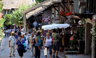 Des touristes se promènent dans le village d'Yvoire sur les bords du lac Léman le 5 septembre 2013