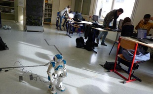 Nao, robot humanoïde permet d'initier des lycéens à la mécanique et l'ingénierie de façon ludique.
