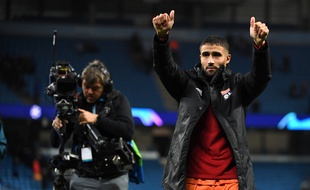 Nabil Fekir est venu saluer les 500 supporters lyonnais ayant assisté à l'exploit de l'OL, mercredi soir contre Manchester City (1-2).