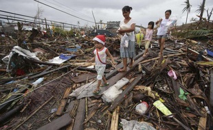 Des rescapés du typhon à Tacloban, aux Philippines, le 12 novembre 2013.