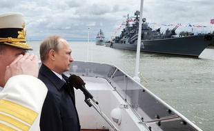Le président russe Vladimir Poutine sur un navire militaire russe, le 26 juillet 2015 à Baltiisk, en Russie.