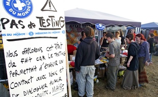 Photo datant de 2005 et annonçant la fin du testing, qui permettait de vérifier la présence de MDMA dans les cachets d'ecstasy. Une pratique interdite depuis 2005.