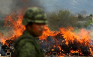 La persistance au Mexique d'un haut niveau d'homicides liés aux narcotrafiquants représente un échec pour la stratégie sécuritaire décidée il y a six ans par le président sortant Felipe Calderon et constituera un défi crucial pour son successeur.
