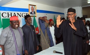 Le président élu du Nigeria Muhammadu Buhari (d) célèbre sa victoire électorale le 1er avril 2015 à Abuja