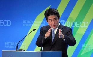 Le Premier ministre japonais Shinzo Abe défend son programme de relance, les "Abenomics", qui a perdu de son lustre au niveau international, au siège de l'OCDE, à Paris, le 6 mai 2014