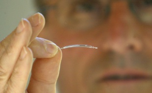 Le professeur Bernard-Jean Blanc présente, le 20 avril à l'hopital de la Conception à Marseille, un micro implant, un
