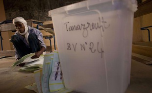 Un homme compte les bulletins de vote à la présidentielle du Mali le 28 juillet 2013 à Kidal (Nord).