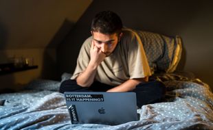 Illustration d'un étudiant et son ordinateur portable