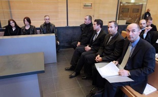 Le tribunal correctionnel de Grasse a écouté cette semaine tous les témoins des vingt minutes macabres ayant conduit à l'asphyxie d'Hakim Ajimi, 22 ans, lors d'une interpellation en 2008. Sept policiers connaîtront leur sort le 24 février, mais d'ores et déjà les techniques d'immobilisation pratiquées ont été vivement décriées.
