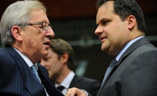 La méfiance généralisée des investisseurs envers la monnaie commune plombe les efforts de la zone euro pour bâtir un pare-feu convaincant contre la crise de la dette, l'obligeant à renoncer à son objectif de 1.000 milliards d'euros pour son Fonds de secours financier (FESF).