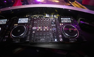 Des platines de DJ (illustration).
