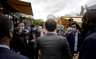 Emmanuel Macron, de dos.