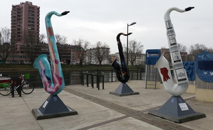Trois des douze saxophones d'«Art on Sax» installés à Strasbourg jusqu'au 15 juillet se trouvent sur la presqu'île Malraux. - Strasbourg, le 26 mars 2015.