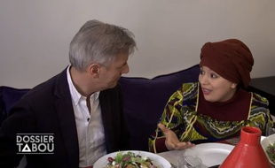 Bernard de La Villardière s'est entretenu avec l'humoriste Samia Orosemane dans le cadre du magazine d'information «Dossier Tabou» consacré à l'islam en France.