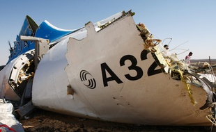 Un débris de l'Airbus A321 de la compagnie russe Metrojet qui s'est écrasé le 31 octobre 2015 dans le Sinaï égyptien avec 224 personnes à son bord.