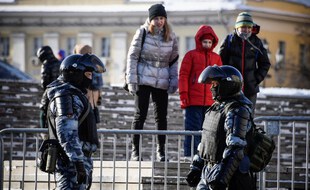 Des policiers anti-émeutes russes devant des barrières en cas d'éventuelles protestations de partisans de l'opposant Alexeï Navalny à Moscou, le 7 février 2021.