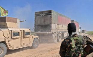 Une dizaine de camions ont évacué hommes, femmes et enfants du dernier bastion de Daesh, près du village de Baghouz, en Syrie, le 20 février 2019.